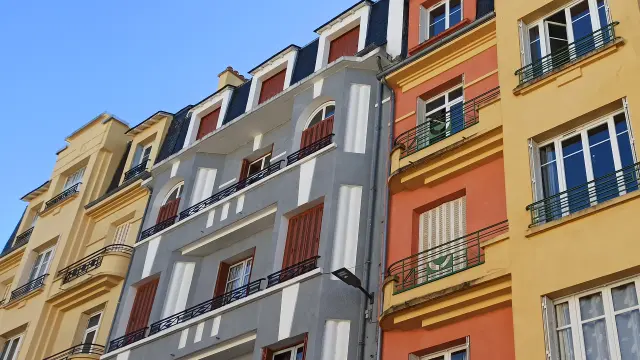 Immeubles réalisés par l'architecte Jean Vigouroux, rue Pasteur, façades colorées, balustrades en fer