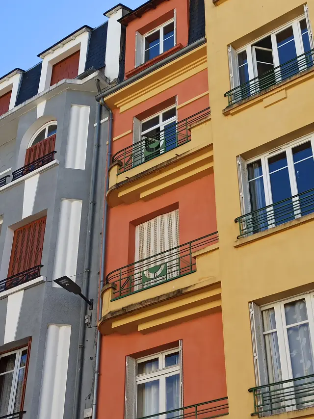 Immeubles réalisés par l'architecte Jean Vigouroux, rue Pasteur, façades colorées, balustrades en fer