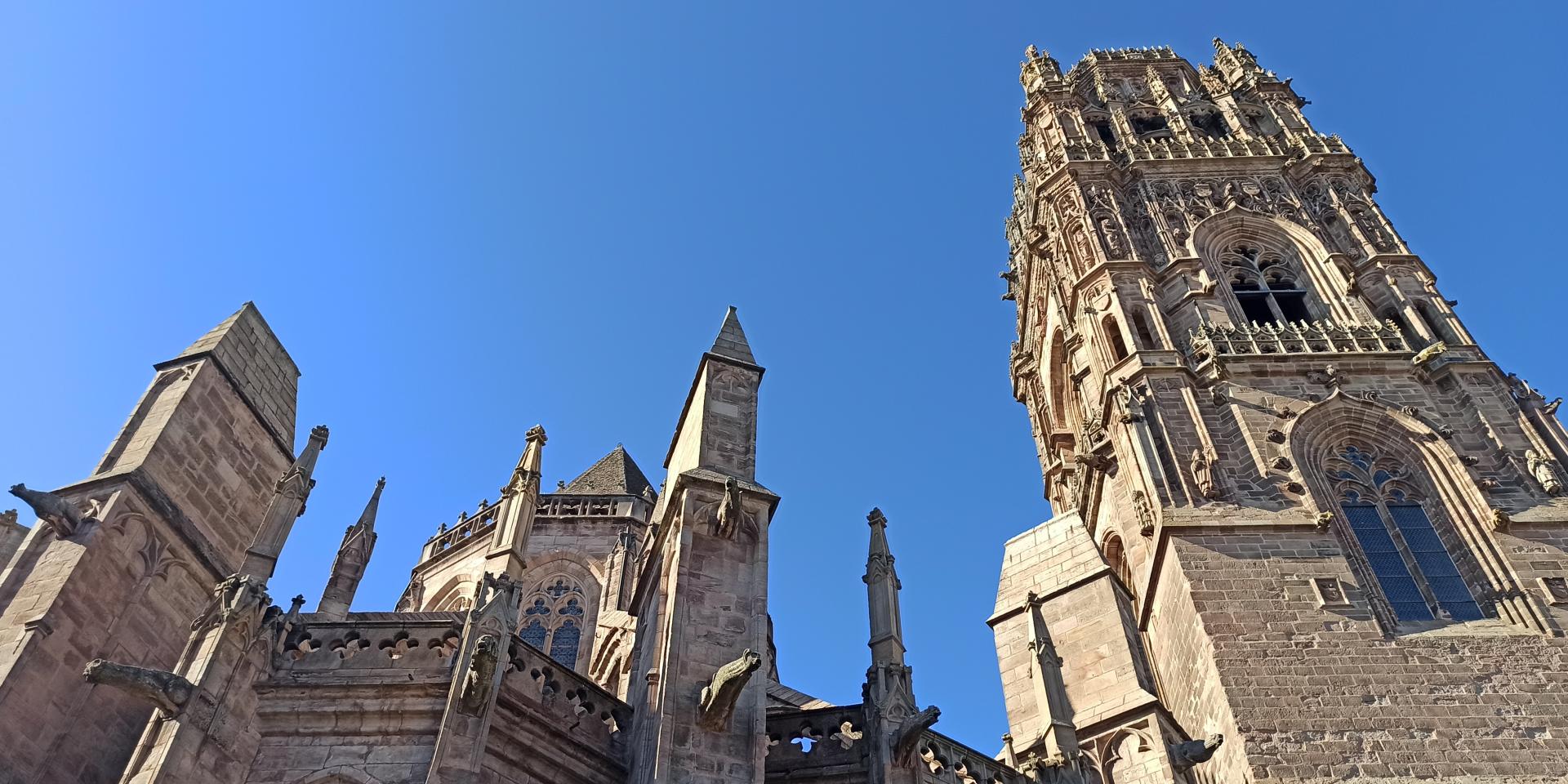 Chevet de la cathédrale gothique avec ses gargouilles, ses piles, son toit terrasse, à côté du clocher délicatement sculpté