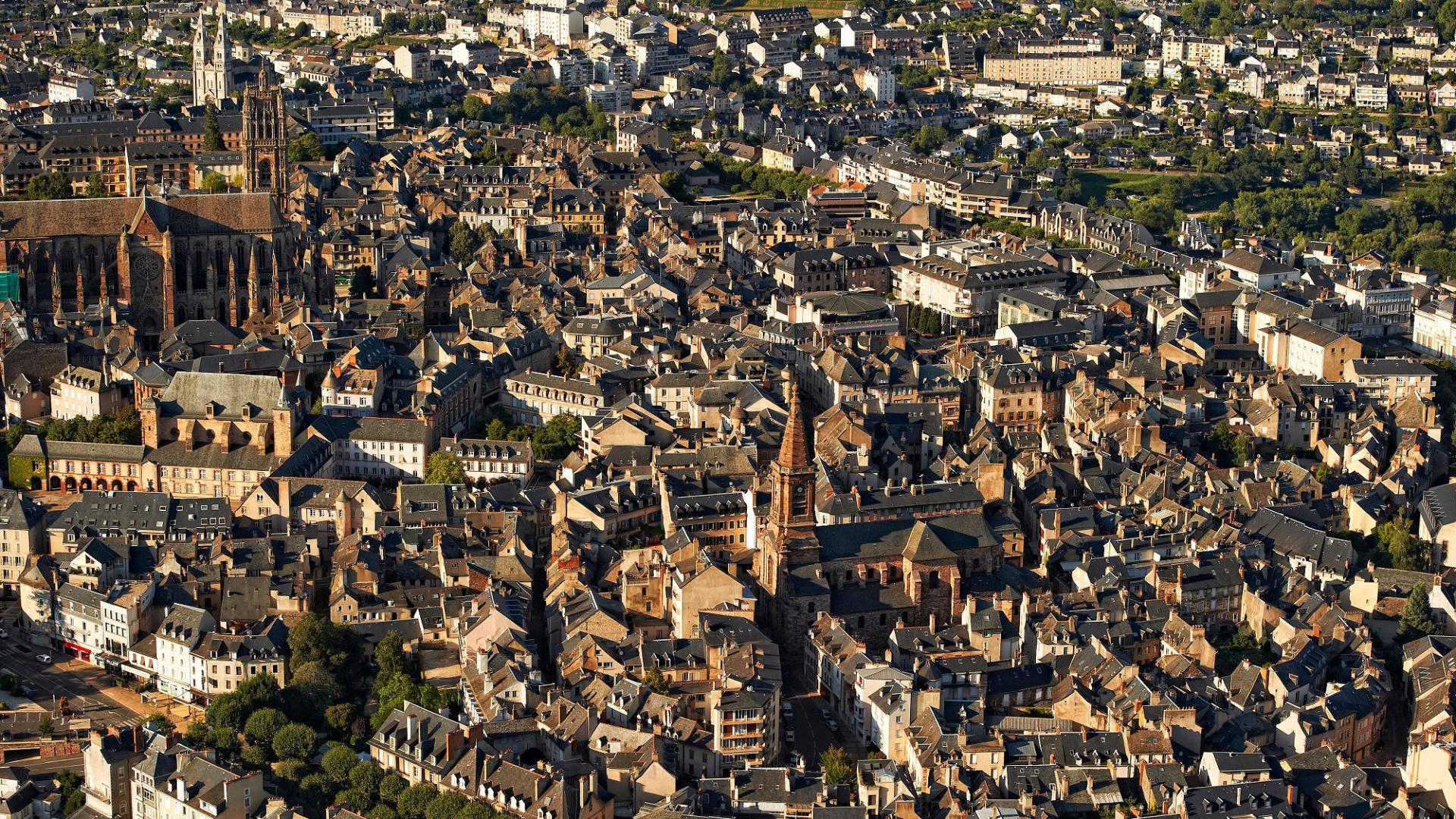 Panoramique aérienne du centre historique de Rodez avec la cathédrale et l'église Saint-Amans