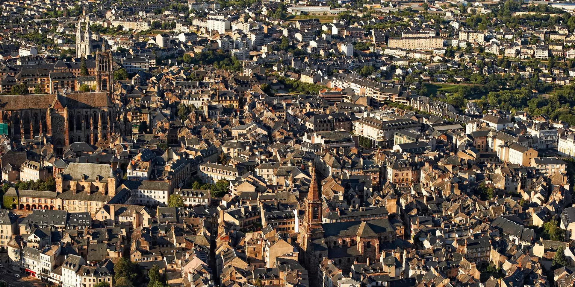 Panoramique aérienne du centre historique de Rodez avec la cathédrale et l'église Saint-Amans