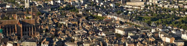 Panoramique aérienne du centre historique de Rodez avec la cathédrale et l'église Saint-Amans