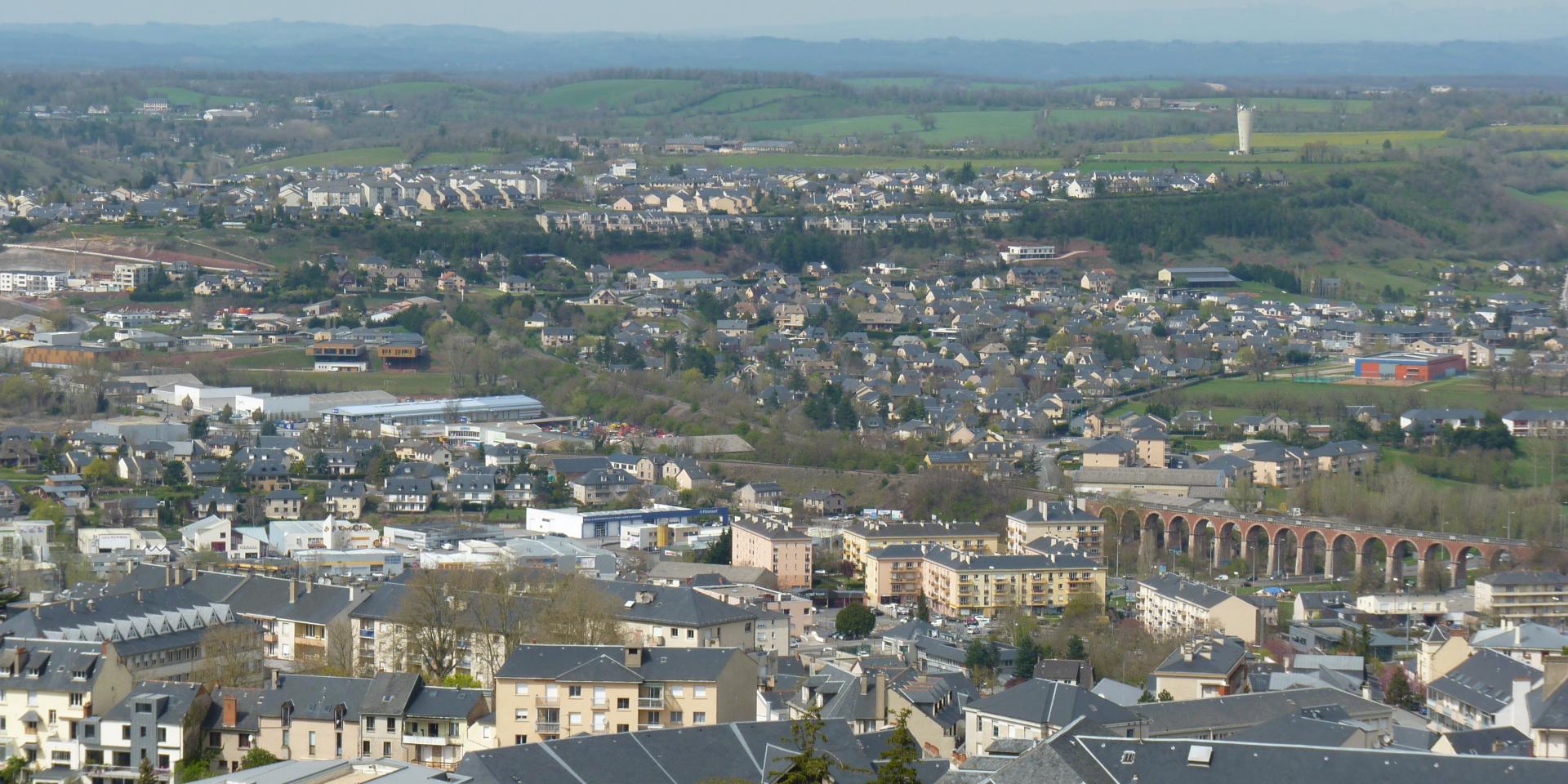Vue sur le quartier des Balquières, un pont ferroviaire, et un château d'eau au loin