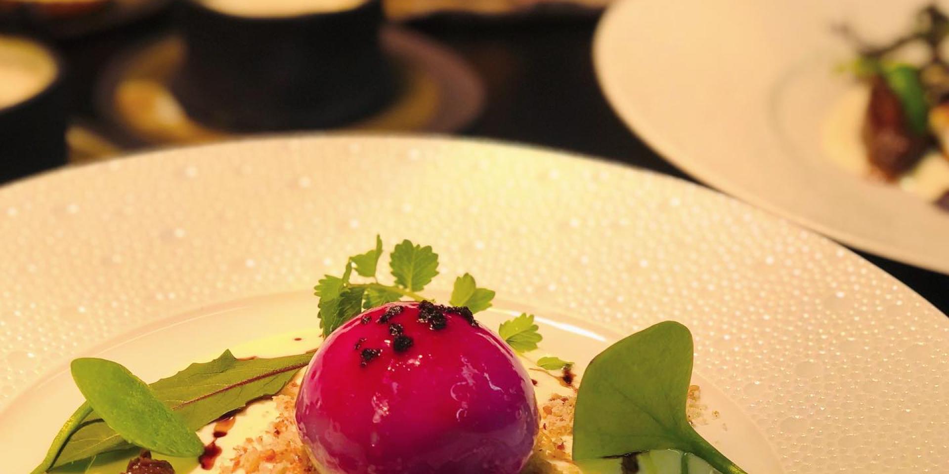 Assiette gastronomique du restaurant Opéra avec des végétaux
