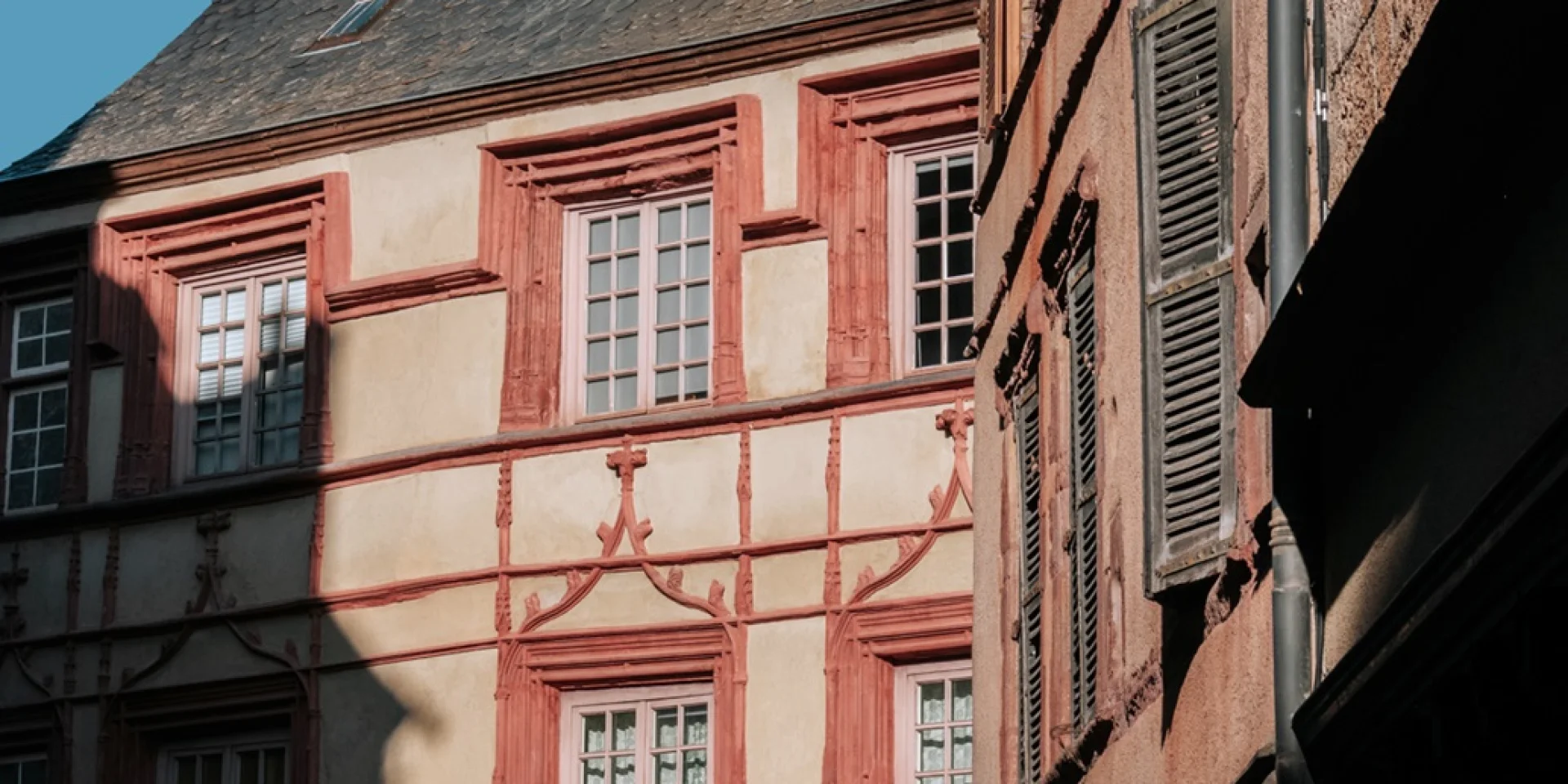 Maison Trouillet avec ses fenêtres flamboyantes décorées