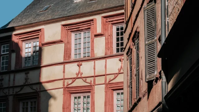 Maison Trouillet avec ses fenêtres flamboyantes décorées