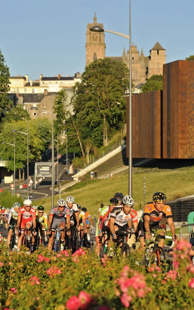 Course cycliste se déroulant sur la route à côté du musée Soulages, dos à la cathédrale de Rodez