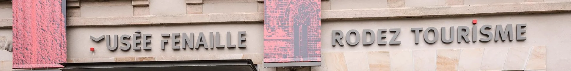Devanture vitrée du musée Fenaille et de Rodez Tourisme