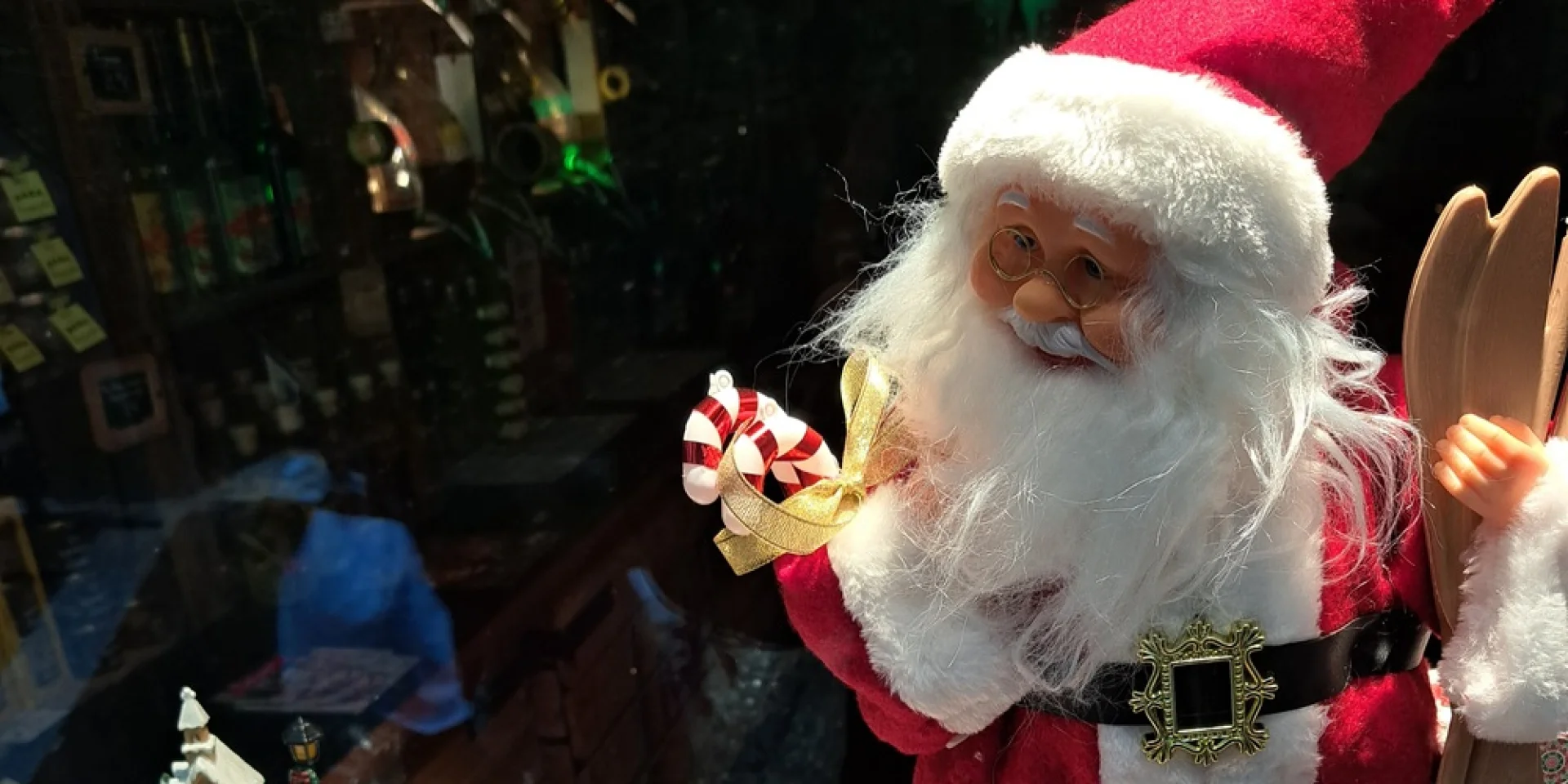 Figurine de Père-Noël en vitrine