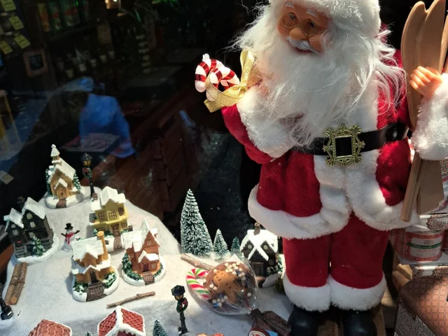 Figurine de Père-Noël en vitrine