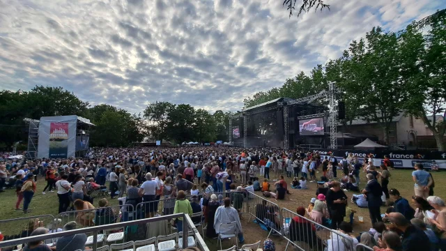 Foule devant un concert plein air avec écran géant
