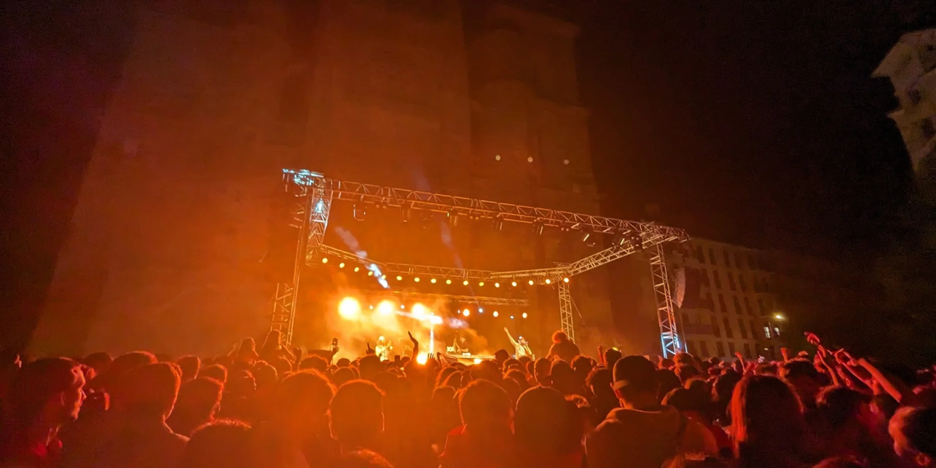 Concert de nuit devant une foule, face à la cathédrale de Rodez