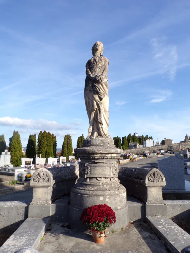 Monument funéraire au cimetière de Rodez