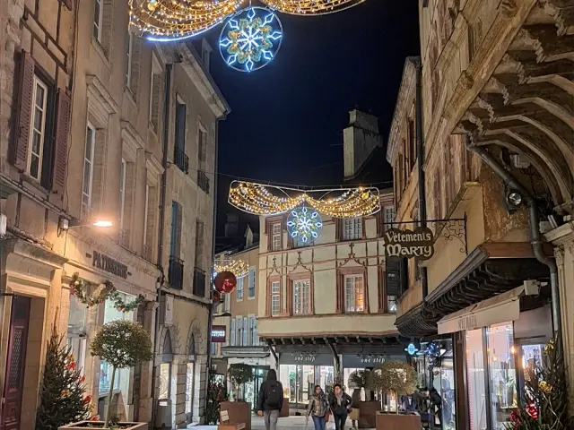 Rue du Bal décorée avec des lumières de Noël