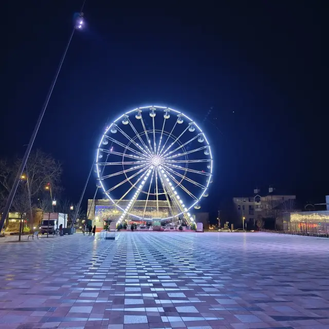 Grande Roue de Rodez sur l'esplanade des rutènes entre la salle des fêtes et le cinéma