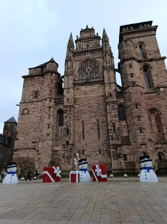 Sujets décoratifs de Noël au pied de la cathédrale Rodez : bonhommes de neige, cadeaux