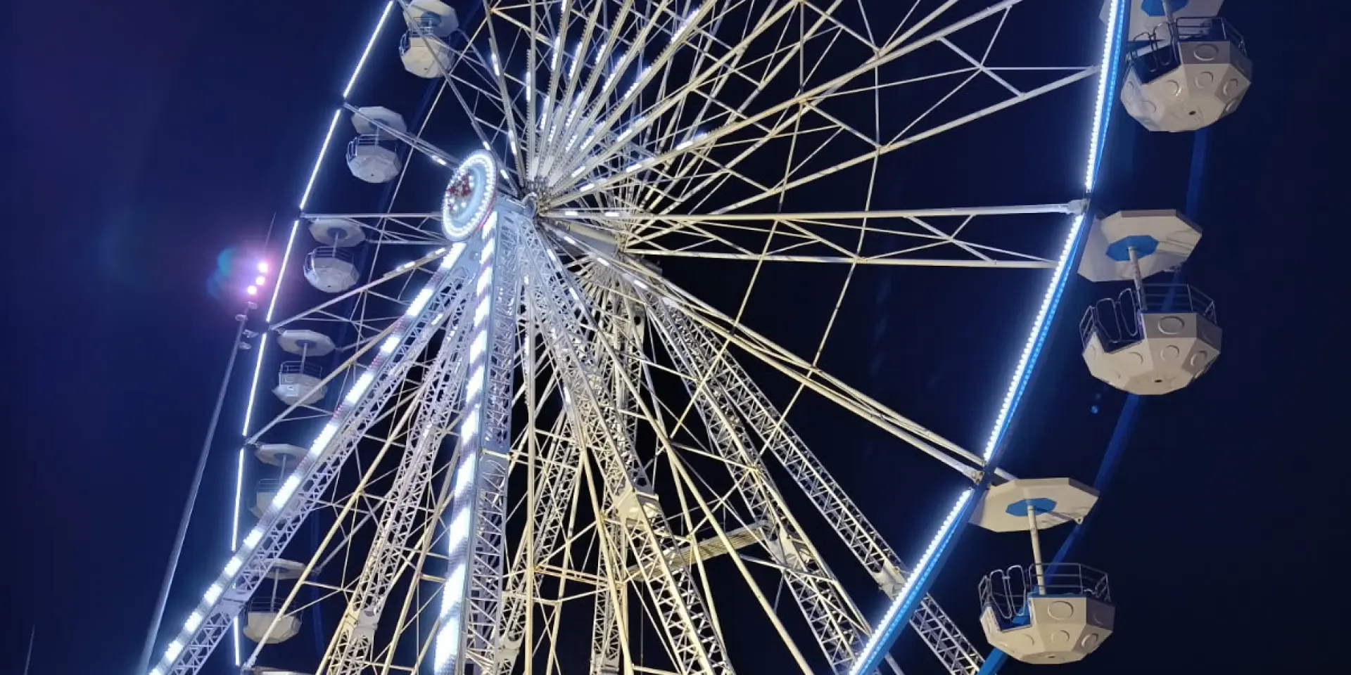 Grande Roue de Rodez illuminée en soirée