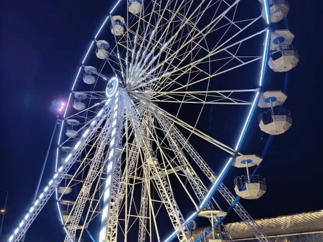 Grande Roue de Rodez illuminée en soirée