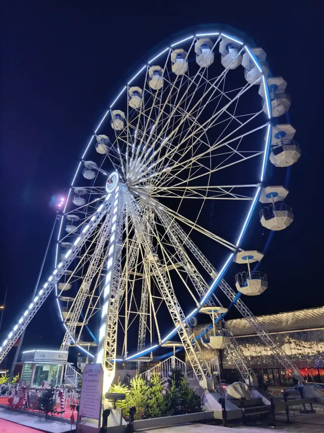 Grande Roue de Rodez illuminée en soirée