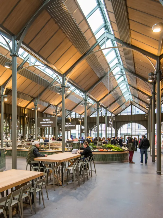 Vue intérieure des Halles de Rodez (étals et espace dégustation)
