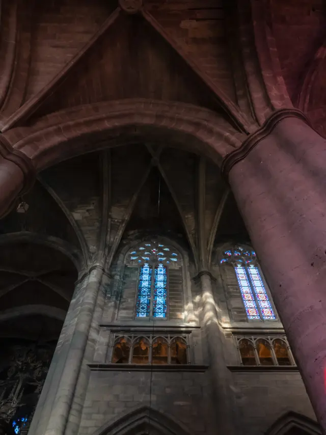 Détail d'architecture à l'intérieur de la cathédrale de Rodez : voûte, pilier et vitraux.