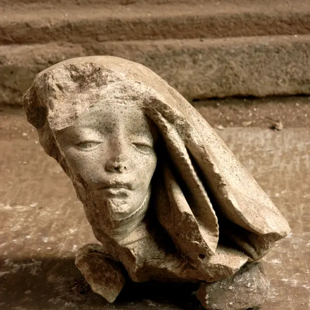 Exposition temporaire Le temps des images. La sculpture en Rouergue à la fin du Moyen Âge - fragment de sculpture découvert dans la cathédrale de Rodez.