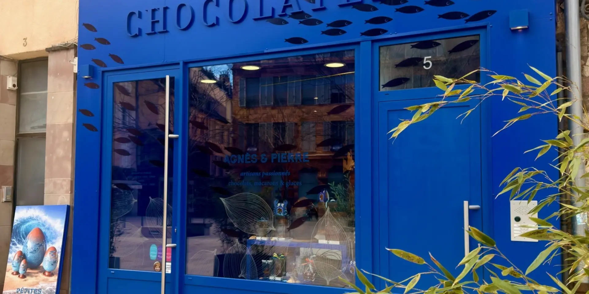 Devanture de la Chocolaterie PEPITES, place de la Cité