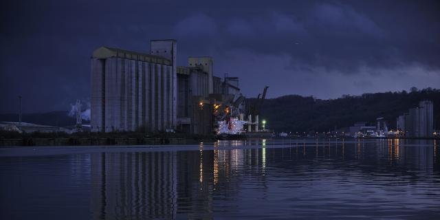 port, industrie, industriel, céréale, rouen, maritime, export, import, bateau, croisière, visite, nuit, silos, seine, nature,