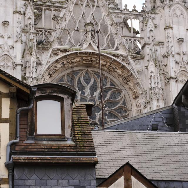 Rue Damiette quartier des antiquaires Rouen architecture église saint maclou vitrines des artisans locaux magasin d'antiquités façades colorées maisons à colombages centre-ville Normandie Balade Promenade