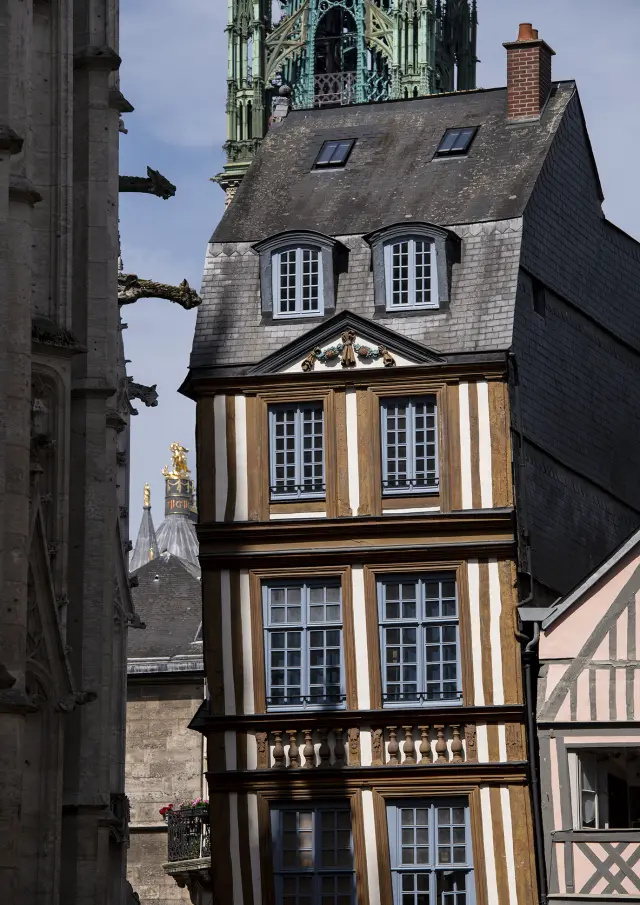Maison Penchée Barthelemy Rouen patrimonio arquitectura historia calle centro ciudad entramado de madera martainville