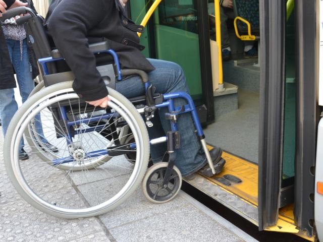 Turismo y discapacidad movilidad reducida PMR Rouen accesibilidad Normandía Label Lieux Monuments silla de ruedas discapacidad motriz discapacidad mental