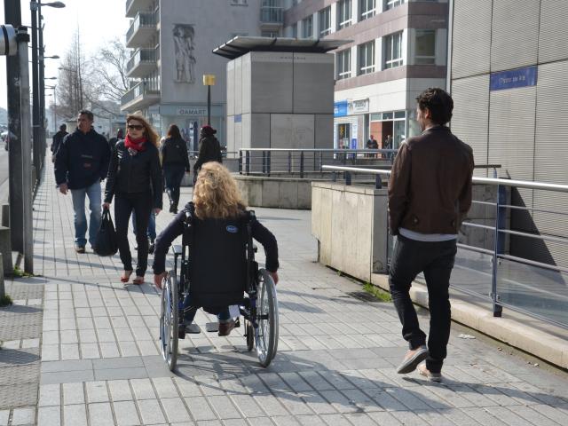 Turismo y discapacidad movilidad reducida PMR Rouen accesibilidad Normandía Label Lieux Monuments silla de ruedas discapacidad motriz discapacidad mental
