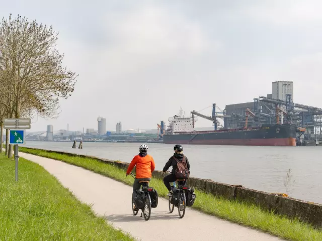 La Seine à vélo - Le port de Rouen vélo randonnée patrimoine nature loisirs activités famille