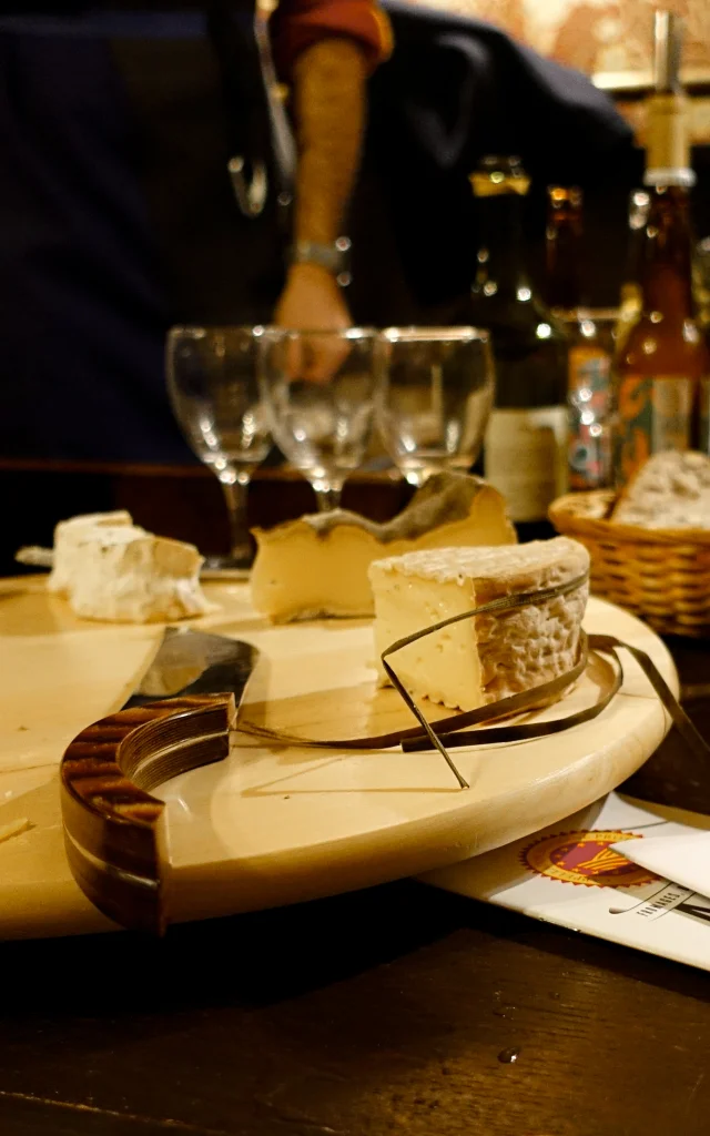 Dégustation de fromages et vins dans une taverne