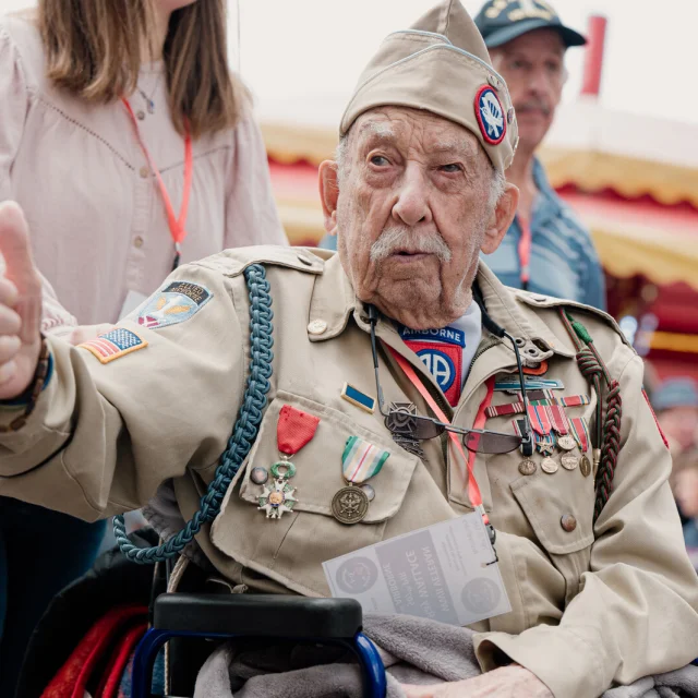 Veteran Pendant Le D Day Festival Raymond C. Wallace Marie Anais Thierry Marie Anais Thierry 25052 1600px