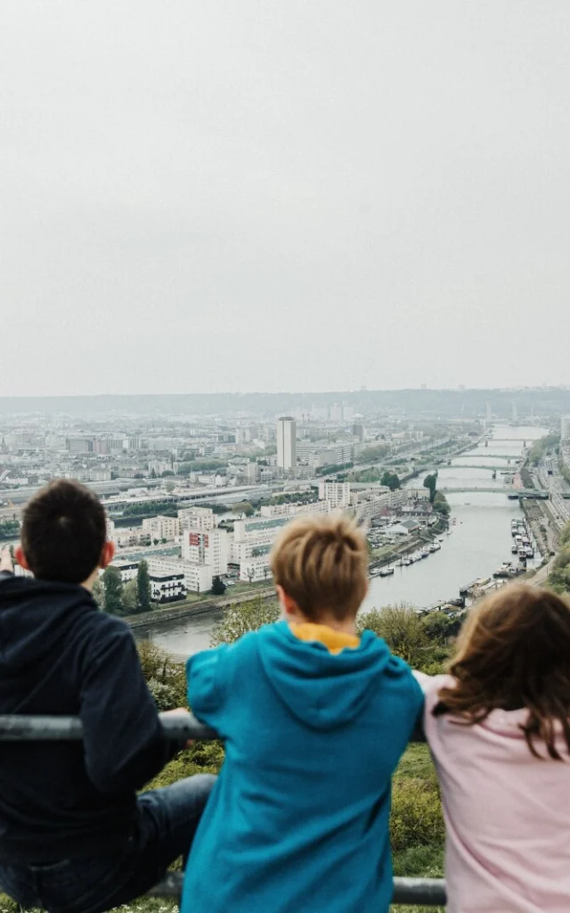 Enfants Admirant Le Panorama De La Colline Sainte Catherine Bonsecours