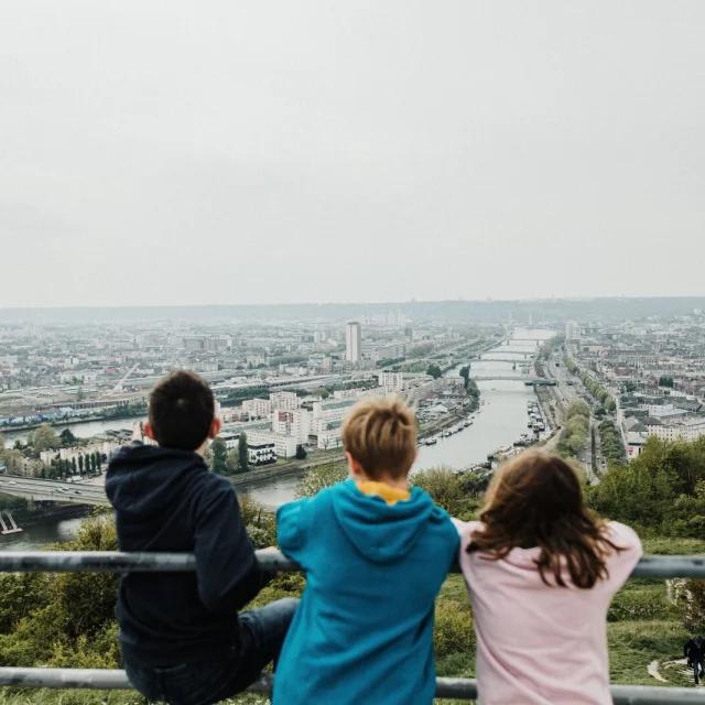 Kinderen bewonderen het panorama van de heuvel van Saint Catherine Bonsecours Coraline en Leo Coraline en Leo 23148 1600px