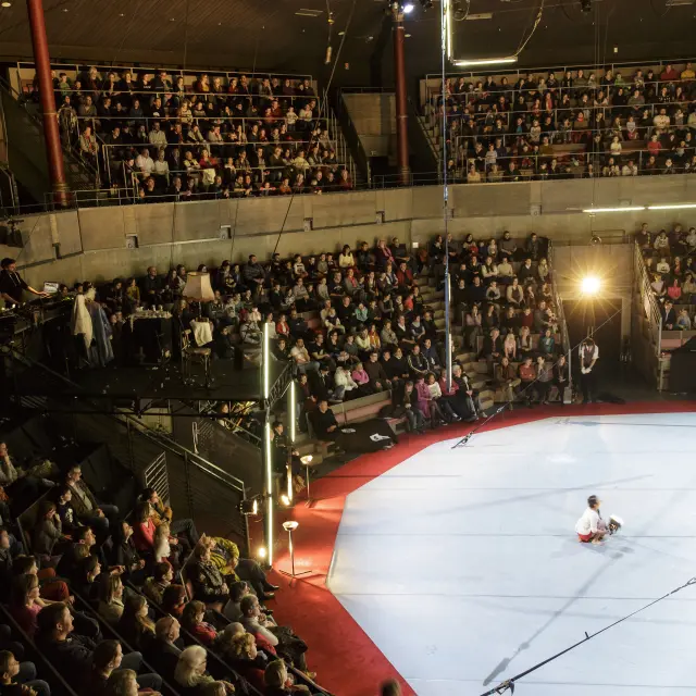 ... AVEC VUE SUR LA PISTE -The graduation show of the 27th class of the CNAC -Directed by Alain Reynaud - with the artistic collaboration of Heinzi Lorenzen -Lighting: Hervé Gary -Sound: Lola Etiève-Costumes: Nadia Léon, assisted by Patricia de Petiville -Musical direction: François Thuillier -Coordination: Fiona Couster -General Stage Manager: Julien Mugica -Stage Manager: Jacques Girier -Light Manager: Vincent Griffaut -Sound Manager: Gildas Céleste -Lola ETIEVE -With the performers from the 27th graduating class: Catherine Lundsgaard (Chinese mast) -Dimitri Rizzello (straps) -Catarina Rosa Dias (Chinese mast) -Lucas Struna (Indian mast) - Anaïs Albisetti & Pedro Consciencia (hand to hand) -Vincent Brière & Voleak Ung (hand to hand) -Korean balance : Florian Bessin, Simon Cheype, Antoine Cousty, Hugo Moriceau & Lluna Pi -Aerial frame :Gabi Chitescu, Garance Hubert Samson, Lucie Roux & Léa Verhille -Place : Cirque Théâtre d'Elbeuf -Town : Elbeuf -20 03 2016 -Photo : Christophe RAYNAUD DE LAGE