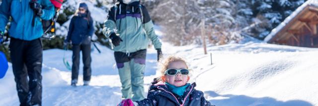 Promenade en famille dans la neige