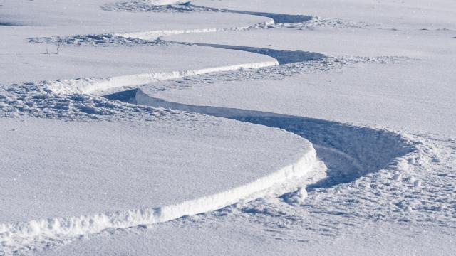 Trace de ski dans la neige fraiche