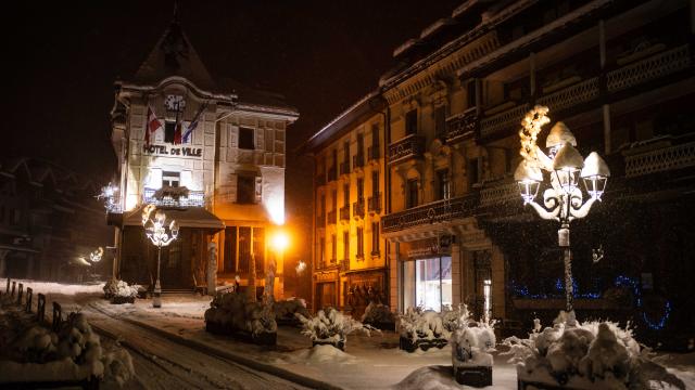 Il municipio di Saint-Gervais sotto la neve