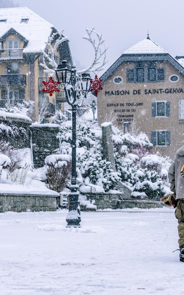 Passeggiata nella neve nel centro di Saint-Gervais Mont-Blanc