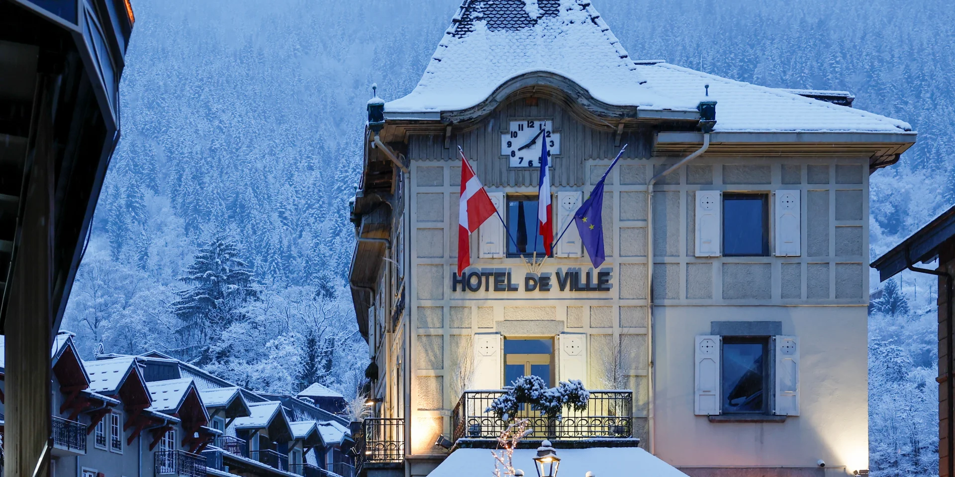 L'hôtel de ville de Saint-Gervais sous la neige