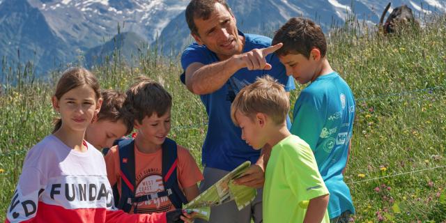 Lecture d'un plan de randonnée dans les montagnes de Saint-Gervais Mont-Blanc