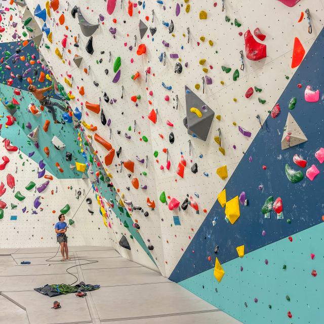 Mur d'escalade à la salle le Topo