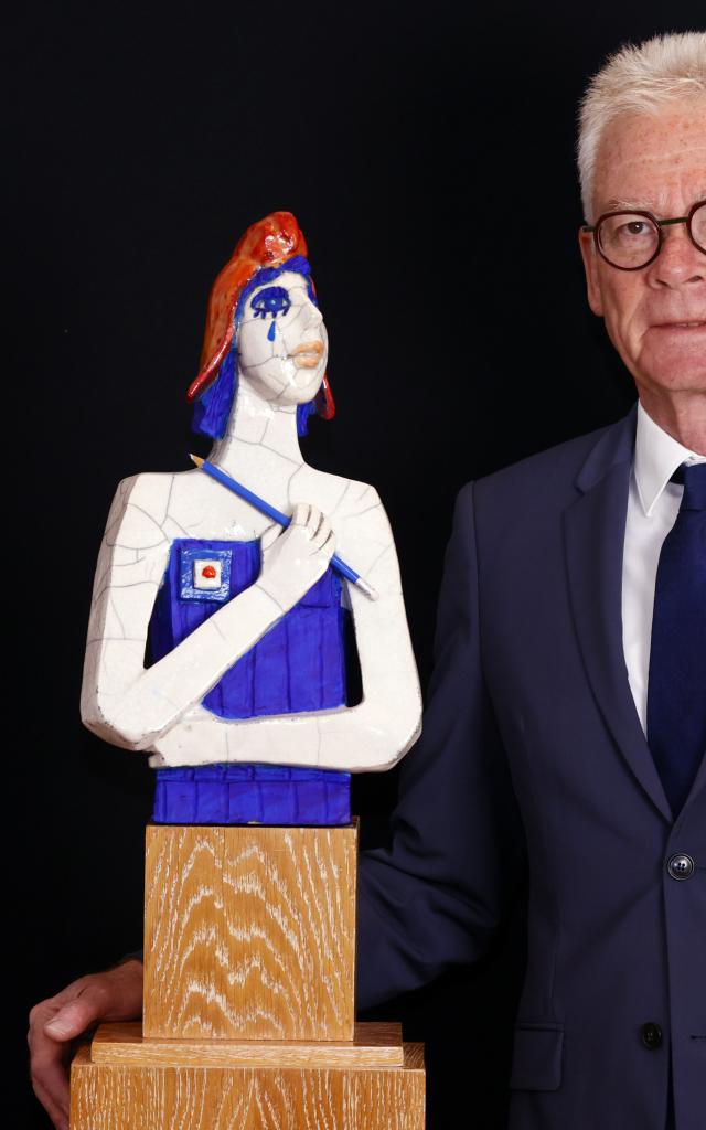 Jean-Marc peillex pose avec une Marianne