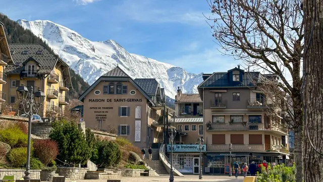 Le centre-ville de Saint-Gervais au printemps