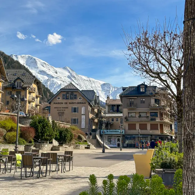 Le centre-ville de Saint-Gervais au printemps