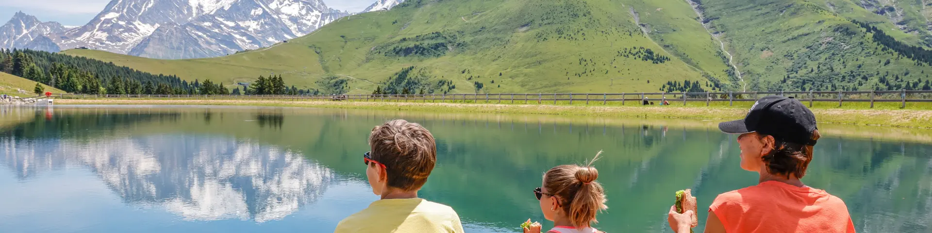 Pique-nique en famille au lac de joux
