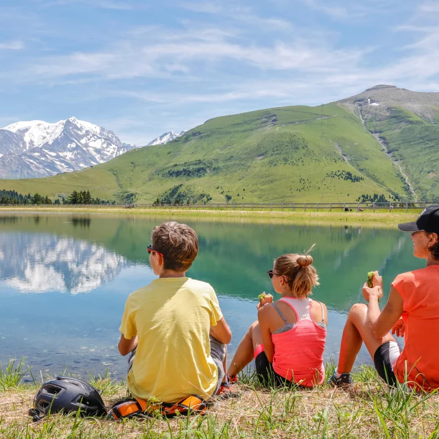 Pique-nique en famille au lac de joux